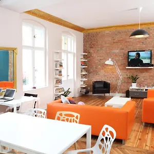 https://blooms-boutique-hostel.poznan-hotels.com